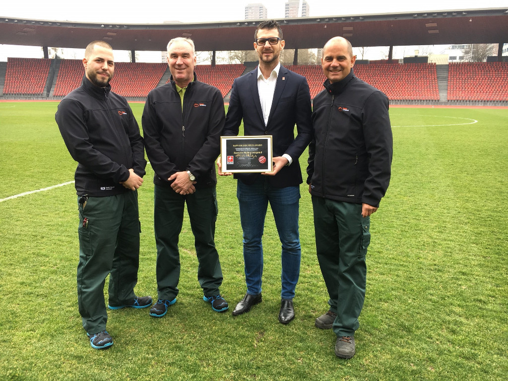 Goran Ivelj (Player relation Manager SAFP) bei der Übergabe des „GOLDEN PITCH AWARD“ 2015/16